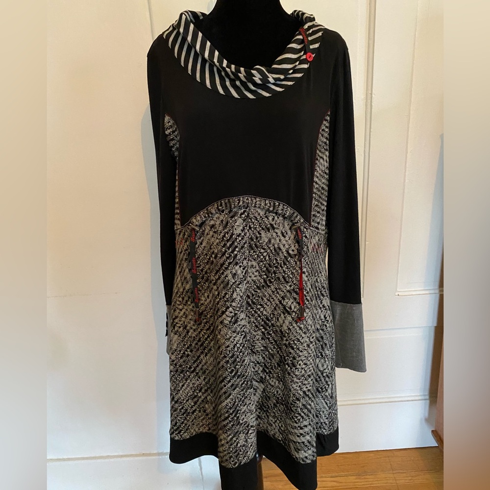 Tricotto Black and Gray Patterned Long Sleeve Lagenlook Dress. Size L.